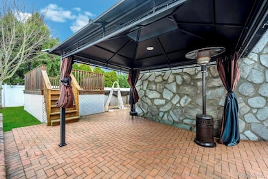 277 Clocks Blvd, Massapequa, NY 11758 - photo 5