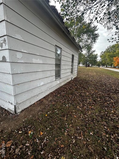 106 Locust St, Coffeen, IL 62017 - photo 4
