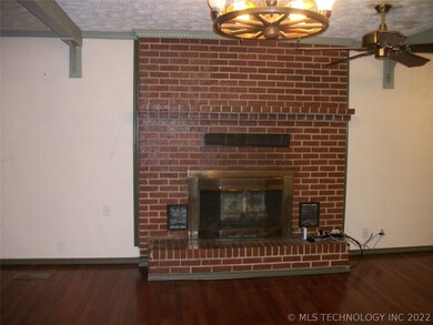 Living Room with hardwood floor