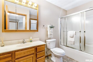 2735 Linwood Ct, Davenport, IA 52806 - photo 4