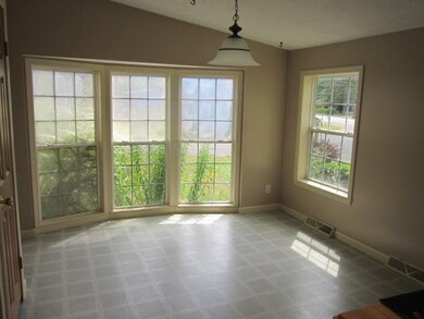 Kitchen eat-in area