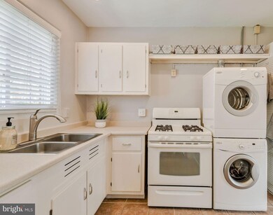 3357 Martha Custis Dr unit 825-3357, Alexandria, VA 22302 - photo 5