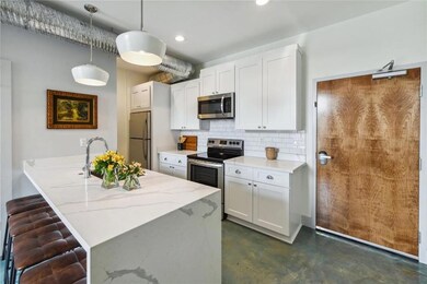 Kitchen w/ walk-in pantry