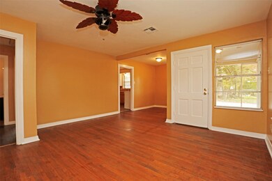 1002 W Sealy St, Alvin, TX 77511 - photo 3