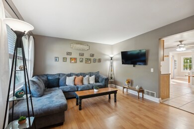 1910 Sapphire Ln, Aurora, IL 60506 - photo 2