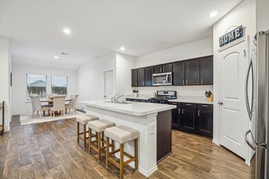 Enjoy cooking and entertaining in the spacious kit