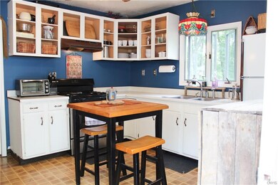 What a cute country kitchen! The kitchen has plent