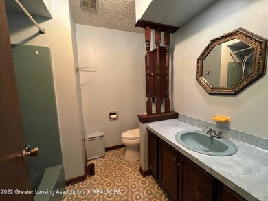 Main Bathroo