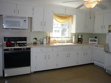 Kitchen Built in microwave, dishwasher & disposal