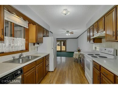 04 KITCHEN TO LR
