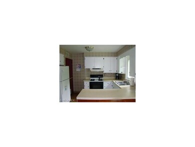 Nice , clean and bright ! Appliances stay !