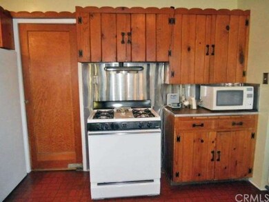 More cabinetry framing the stove with swinging woo