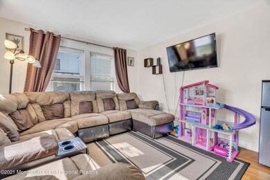 FRONT HOUSE - LIVING ROOM