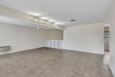 332 W Burbank St, Fredericksburg, TX 78624 - photo 5