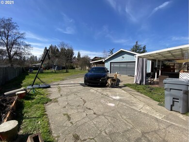 950 NE 11th St, Grants Pass, OR 97526 - photo 2