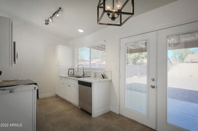 2842EIrwinAve007
