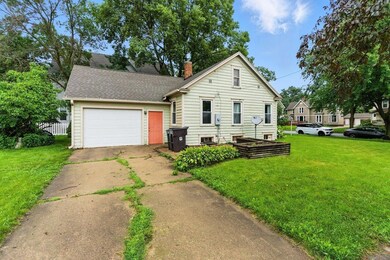 821 Washington St, Cedar Falls, IA 50613 - photo 4