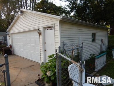 1738 W 54th St, Davenport, IA 52806 - photo 5