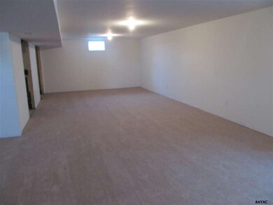 6811 Appleton Dr, Fayetteville, PA 17222 - photo 5