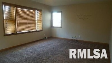 1735 W 37th St, Davenport, IA 52806 - photo 2