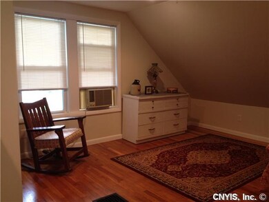 Bedroom Neat as a pin, this large upstairs bedroom