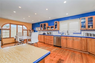 880 Sinclair Ave, Staten Island, NY 10309 - photo 7