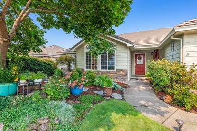 706 Daffney Ln, Central Point, OR 97502 - photo 2