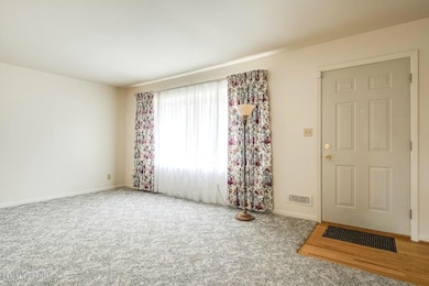 9208 Waltlee Rd, Louisville, KY 40291 - photo 4