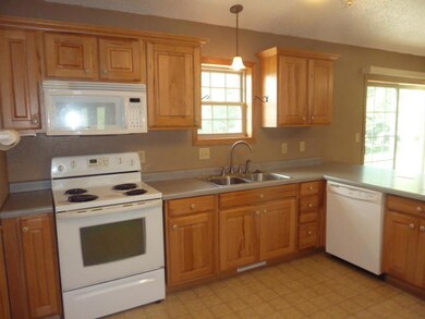 1315 10th St SW, Jamestown, ND 58401 - photo 7