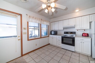 7202 Kelling St, Davenport, IA 52806 - photo 4