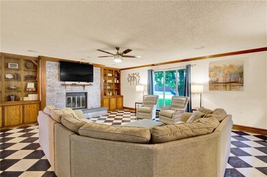 Living room w/2 built ins