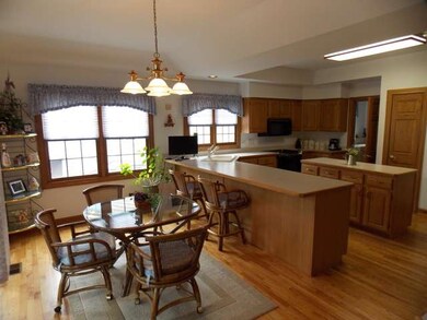 10 Cypress Ct, Lake In the Hills, IL 60156 - photo 3