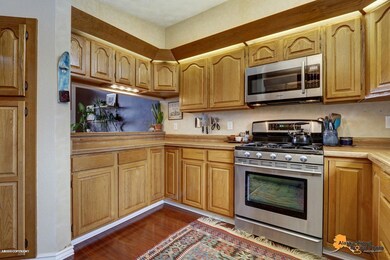 Ample counter & cabinet space
