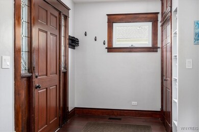 Foyer is a great job and has a nice closet and has