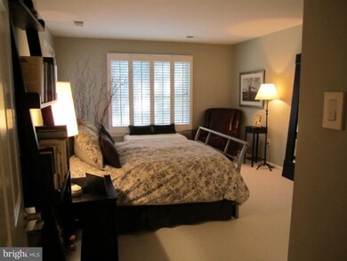 10819 Luxberry Dr, Rockville, MD 20852 - photo 4