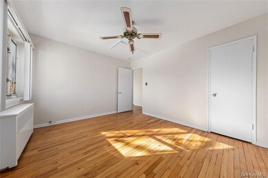 220-06 Stronghurst Ave unit Upper, Queens Village, NY 11427 - photo 7