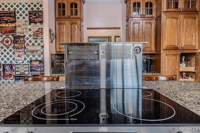 Kitchen retractable exhaust vent