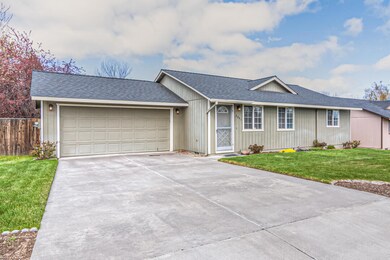2041 SW 31st St, Redmond, OR 97756 - photo 2