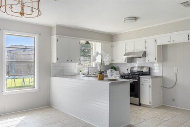 Kitchen with pendant lighting, kitchen peninsula, 