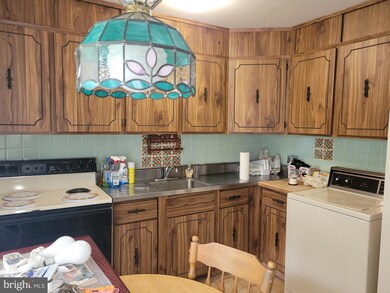 35 Upland Rd, Levittown, PA 19056 - photo 5