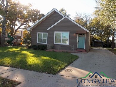 Bungalow featuring a front lawn