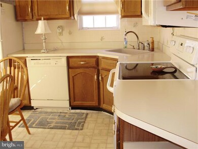 33 Pinecrest Dr, Woodbury, NJ 08096 - photo 2