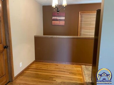 5207 SW 31st St, Topeka, KS 66614 - photo 3