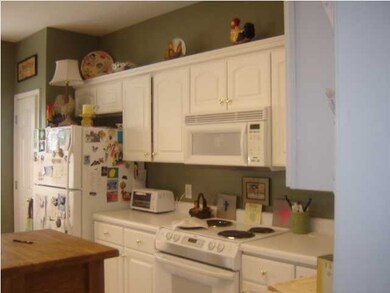 Large kitchen w/lots of cabinets