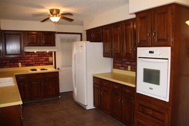 510 E 3rd St, Hugoton, KS 67951 - photo 5