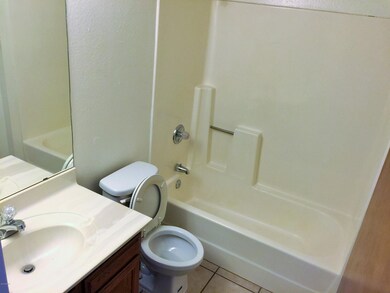 Hallway Bathroom with Tub/Shower Combo