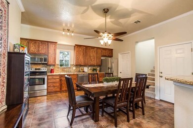 Kitchen/Dining area