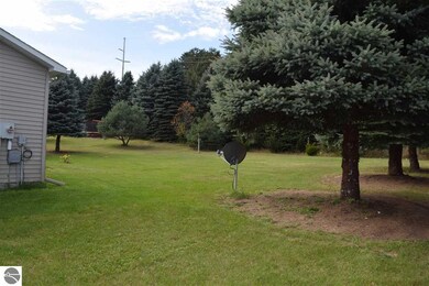 12190 S Lincoln Hollow Ct, Cedar, MI 49621 - photo 3