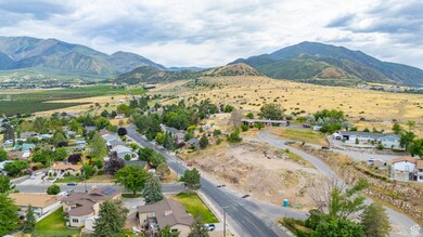 Aerial overview of property's location featuring a mountain backdrop