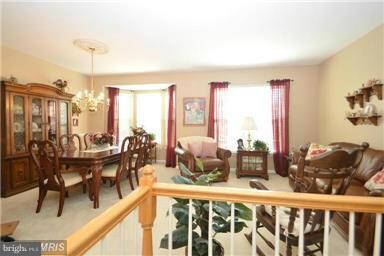 25547 Gwynneth Square, Chantilly, VA 20152 - photo 3